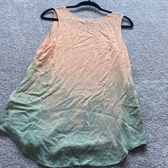 Multi color blouse. - Picture 2 of 3